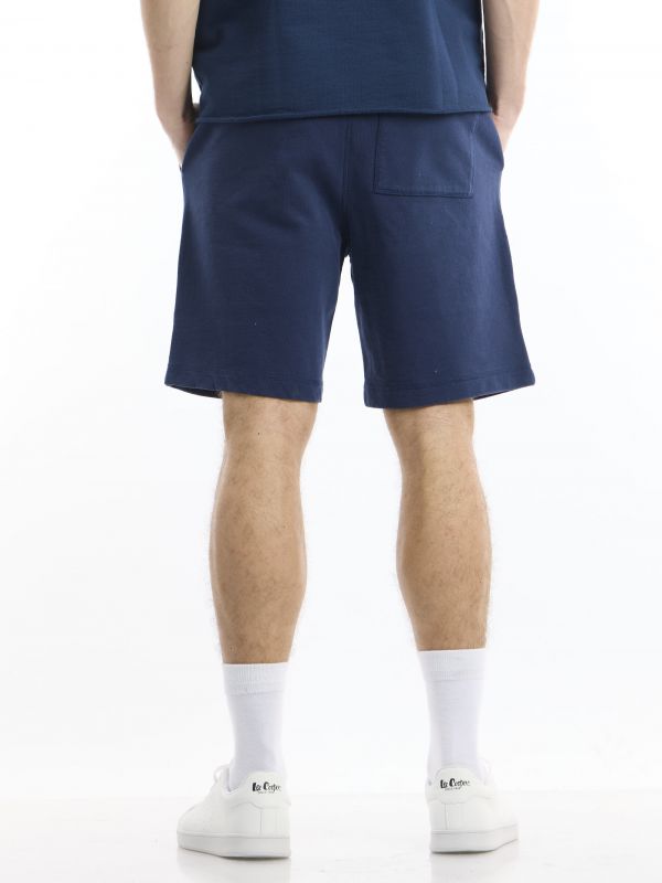 מכנסיים קצרים עם כיסים גדולים