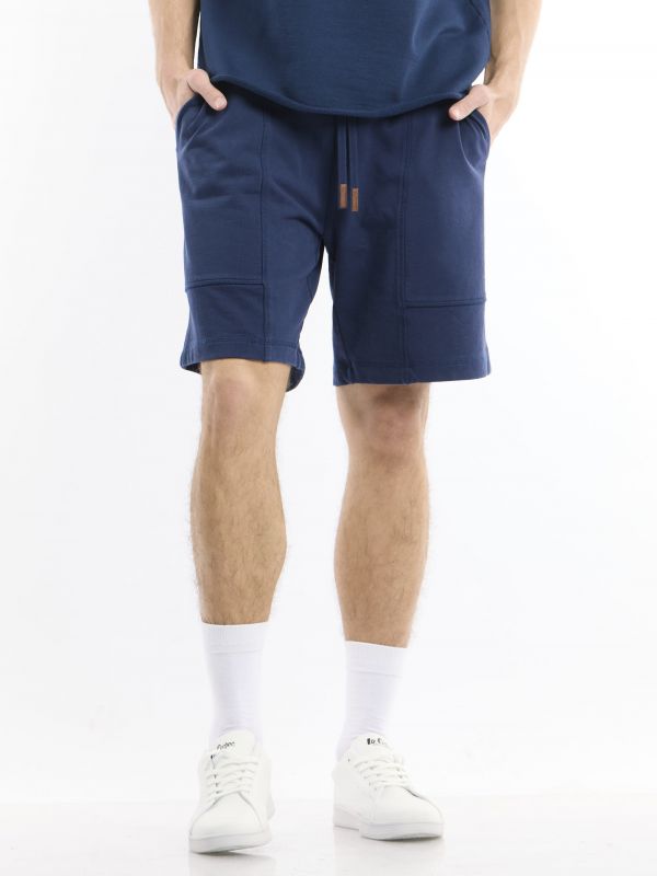 מכנסיים קצרים עם כיסים גדולים