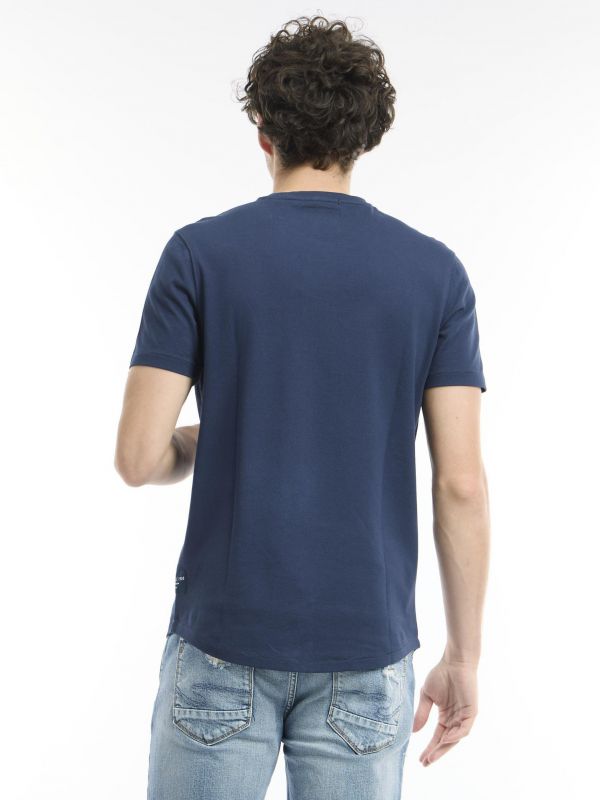 חולצת טי עם כיס בחזה