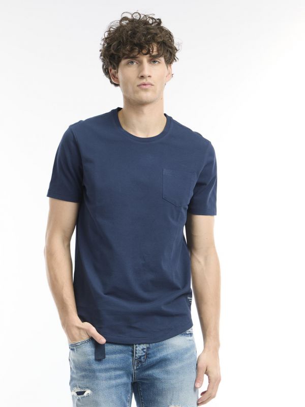 חולצת טי עם כיס בחזה