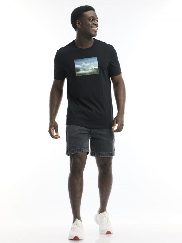 חולצת טי עם הדפס מעוצב