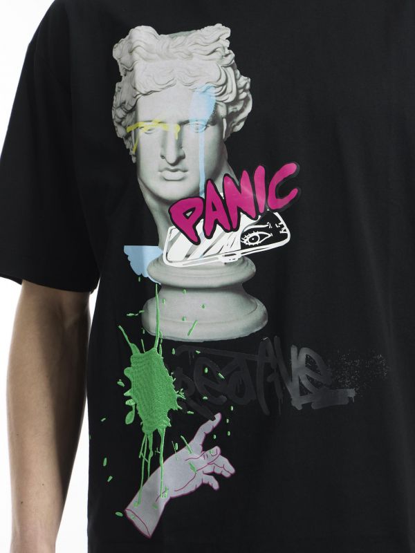 חולצת טי עם הדפס גרפיטי מעוצב