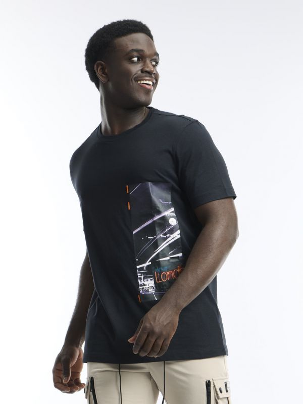 טי שירט עם הדפס נאון מאונך