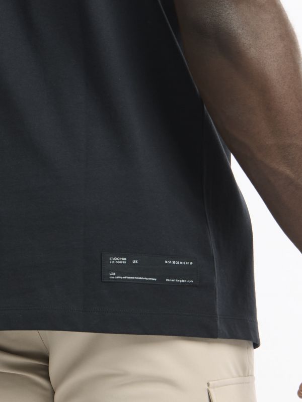 טי שירט עם הדפס נאון מאונך