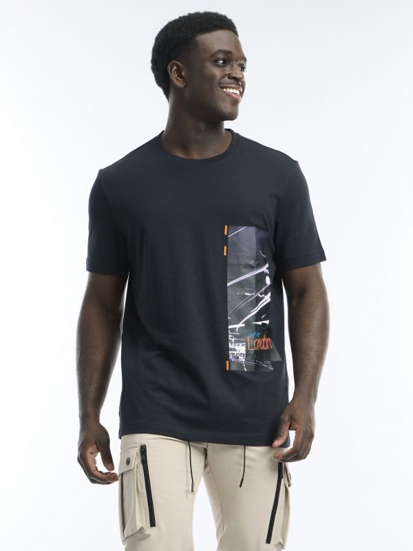 טי שירט עם הדפס נאון מאונך