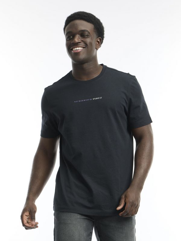 חולצת טי עם כיתוב קדמי