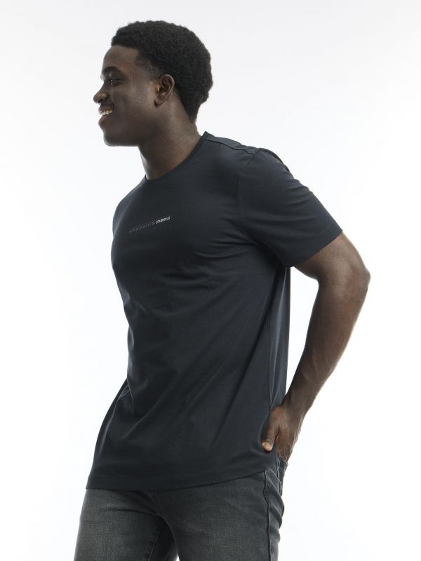 חולצת טי עם כיתוב קדמי