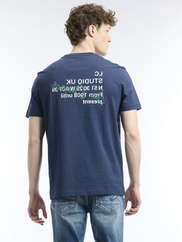 חולצת טי עם הדפס בכתב מראה