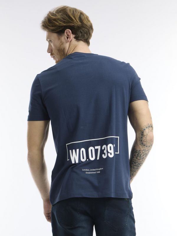 חולצת טי עם הדפס כיתוב קדמי ואחורי