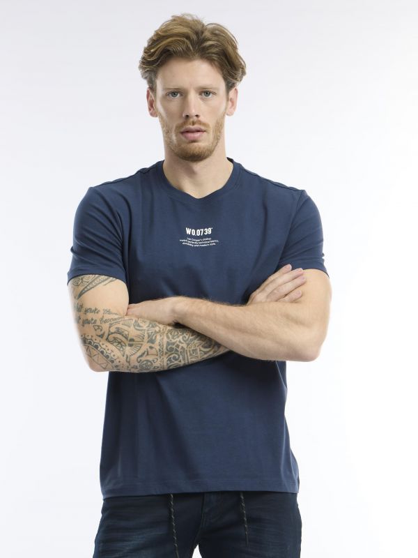 חולצת טי עם הדפס כיתוב קדמי ואחורי