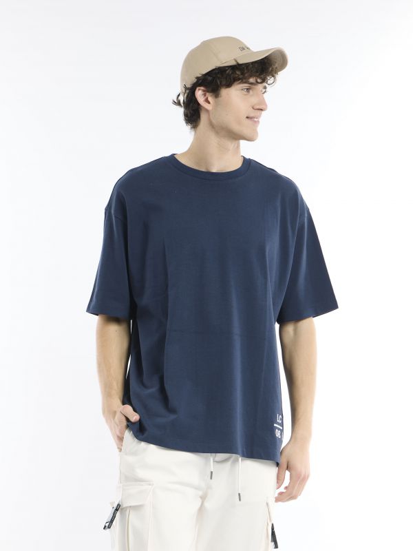 חולצת טי קז’ואלית עם הדפס עגול אחורי