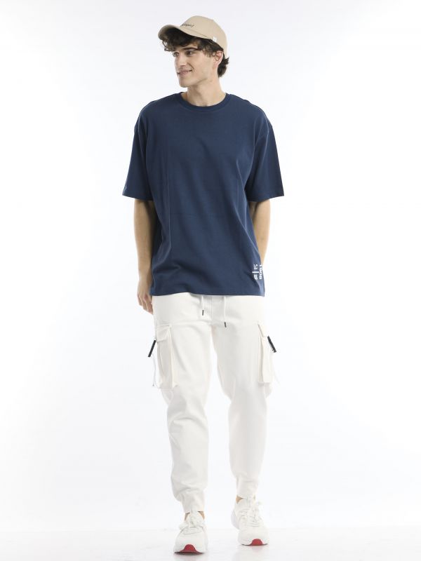 חולצת טי קז’ואלית עם הדפס עגול אחורי