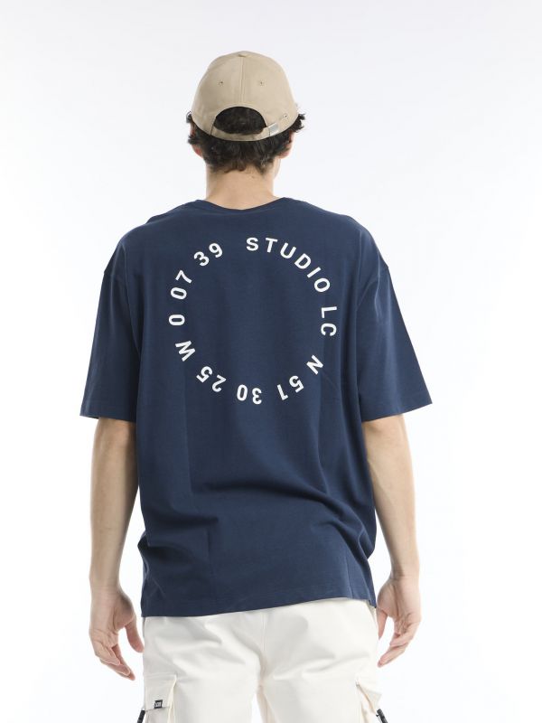 חולצת טי קז’ואלית עם הדפס עגול אחורי