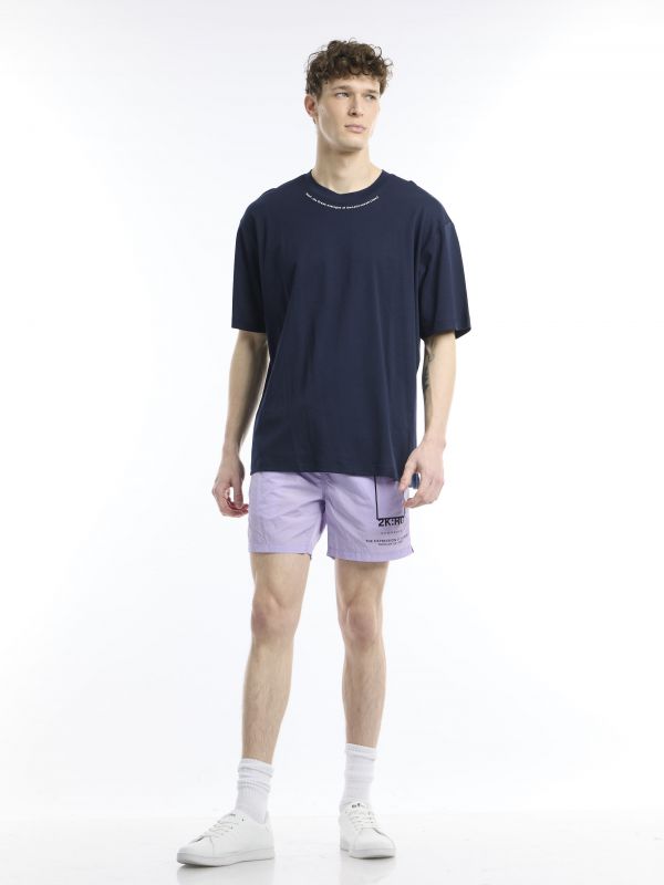 חולצת טי עם הדפס בצוואר