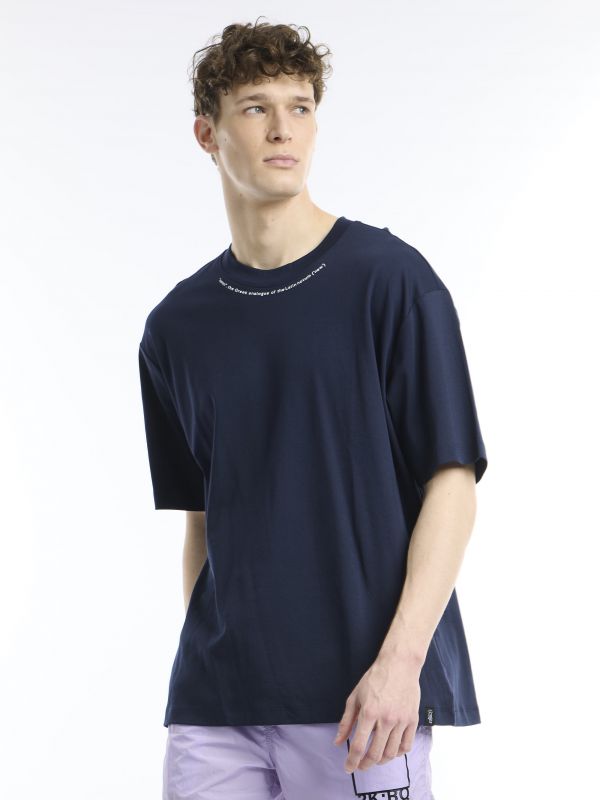 חולצת טי עם הדפס בצוואר