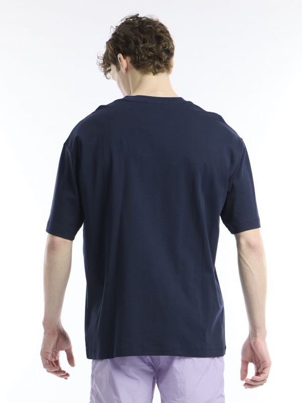 חולצת טי עם הדפס בצוואר