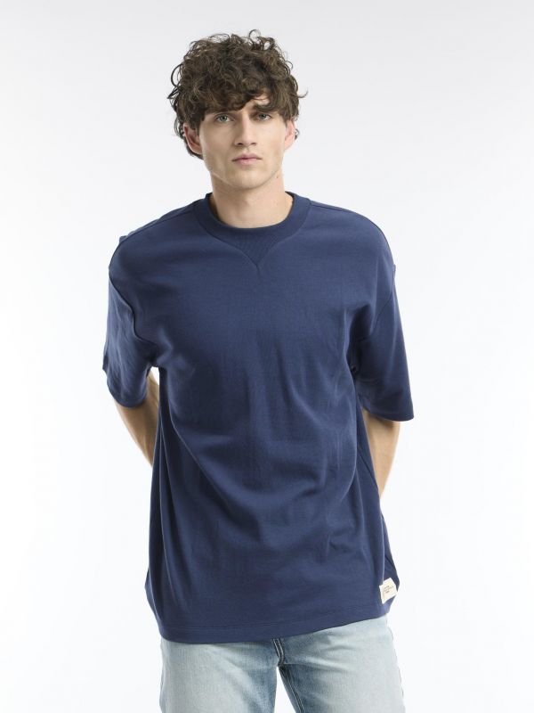 טי שירט אוברסייז עם צווארון מעוצב