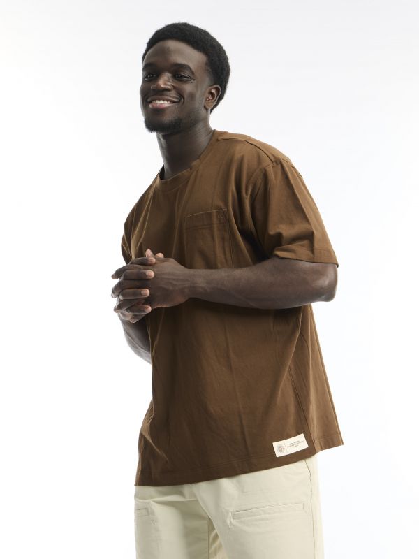 טי שירט אוברסייז עם הדפס מפה טופוגרפית בגב