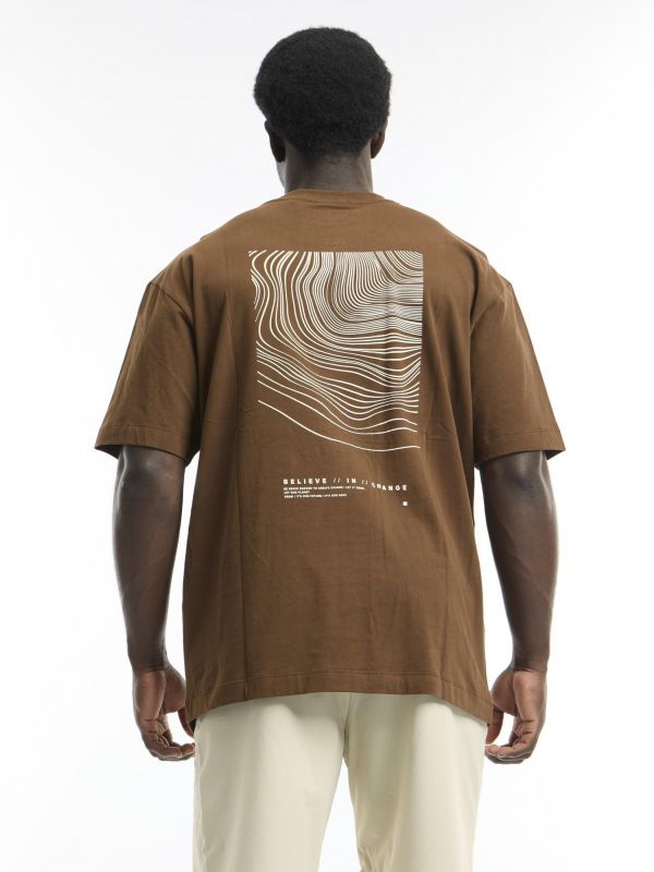 טי שירט אוברסייז עם הדפס מפה טופוגרפית בגב