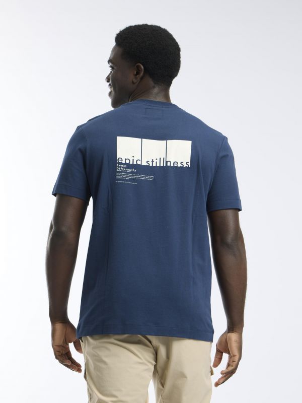 טי שירט עם כיס והדפס אחורי EPIC STILLNES