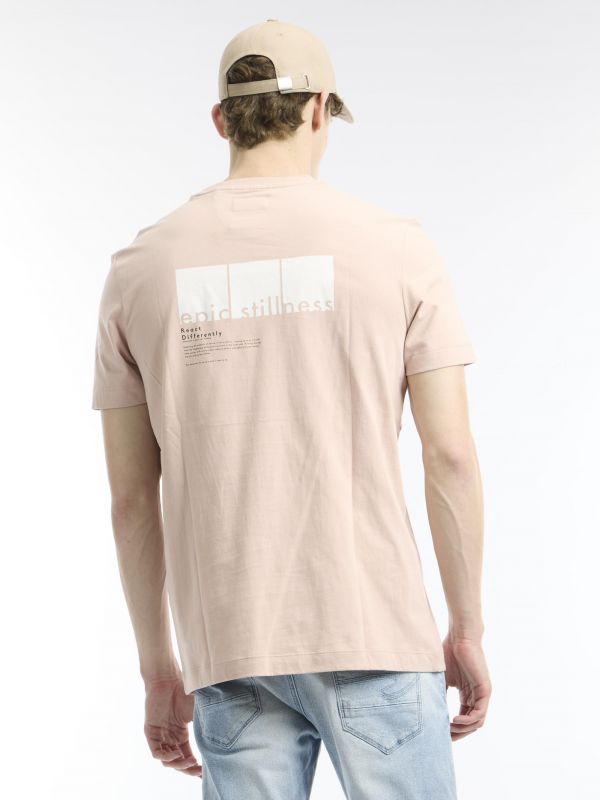 טי שירט עם כיס והדפס אחורי EPIC STILLNES