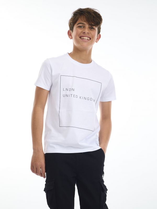 חולצת טי עם הדפס בתוך מרובע