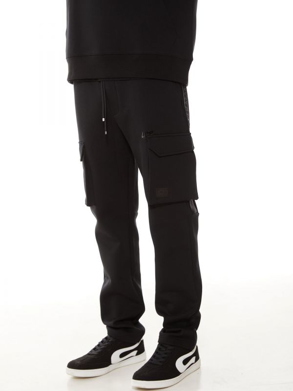 מכנסי קארגו עם כיסים מעוצבים