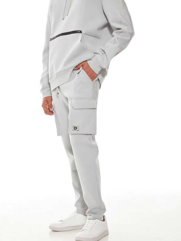 מכנסי קארגו עם כיסים מעוצבים