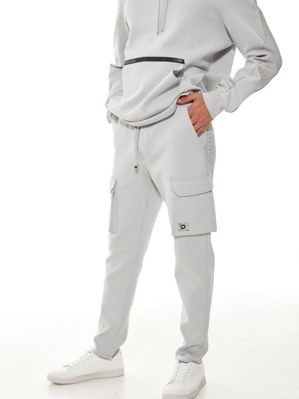 מכנסי קארגו עם כיסים מעוצבים