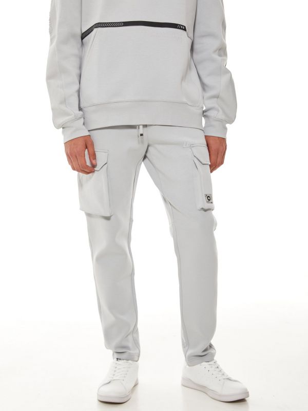 מכנסי קארגו עם כיסים מעוצבים