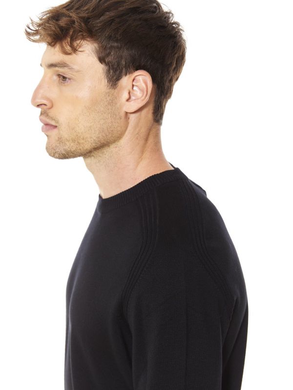 סריג עם פסים בכתף