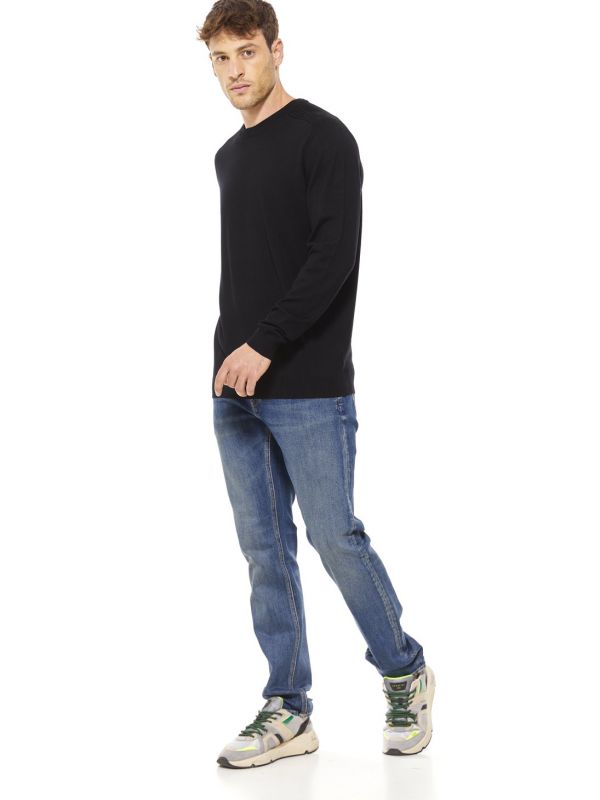 סריג עם פסים בכתף