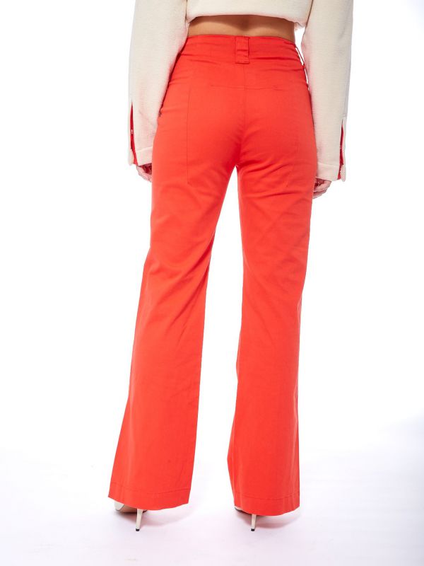 מכנסיים מתרחבים מעוצבים