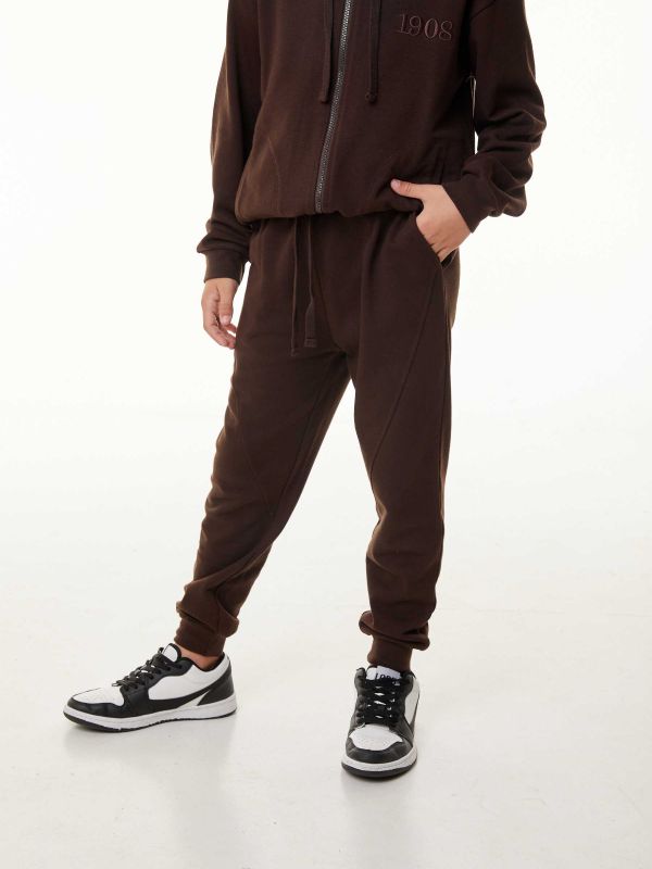 מכנסי פוטר עם חתכים מעוצבים