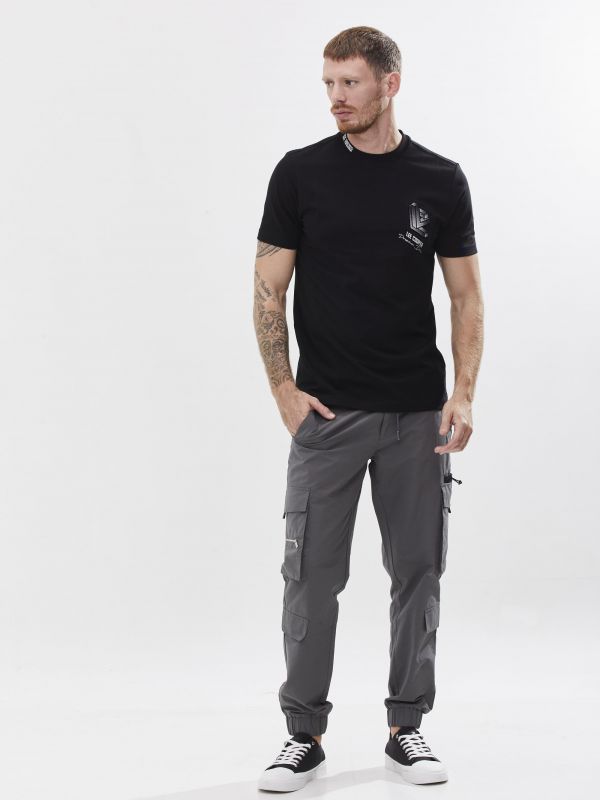 טי שירט עם הדפס אחורי ורקמה לגבר