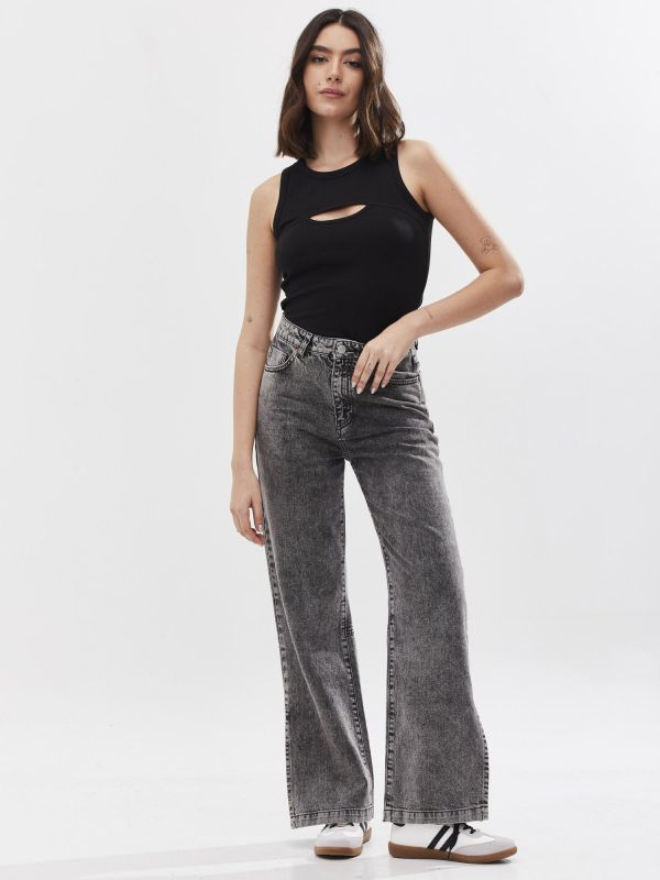 גופייה לנשים עם פתח בחזה