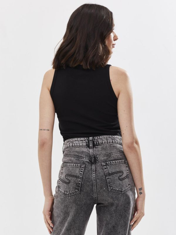 גופייה לנשים עם פתח בחזה