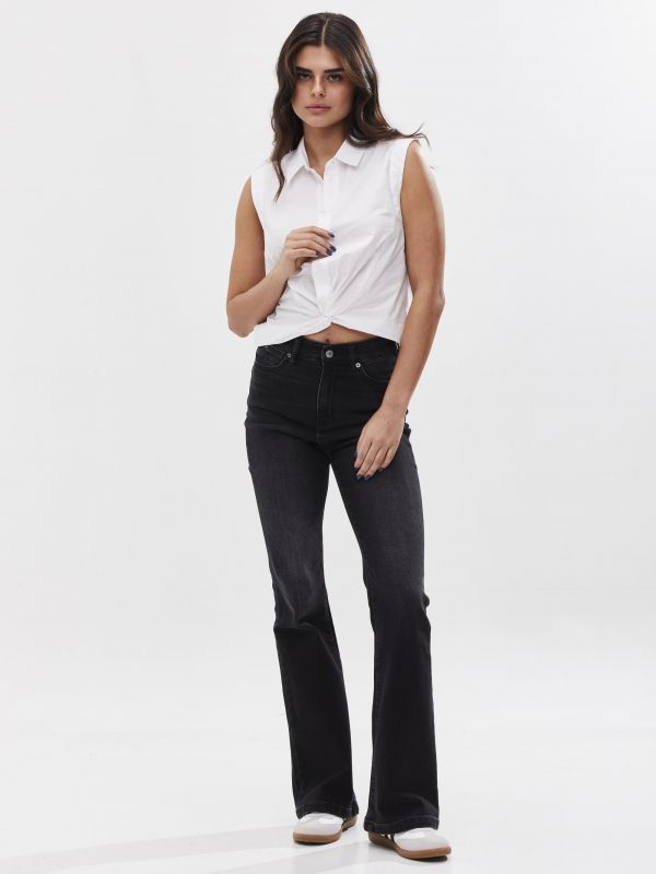 חולצה מכופתרת לנשים ללא שרוולים בגזרת קרופ