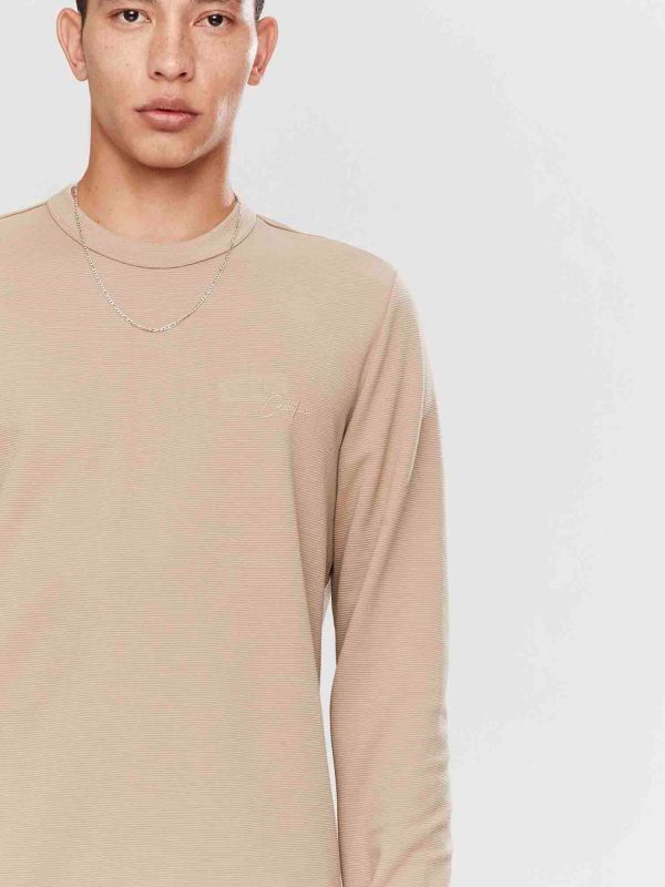 טי שירט ארוכה לגברים עם הדפס בחזה