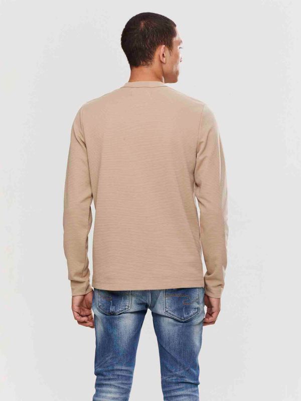 טי שירט ארוכה לגברים עם הדפס בחזה