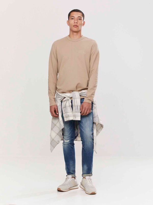 טי שירט ארוכה לגברים עם הדפס בחזה