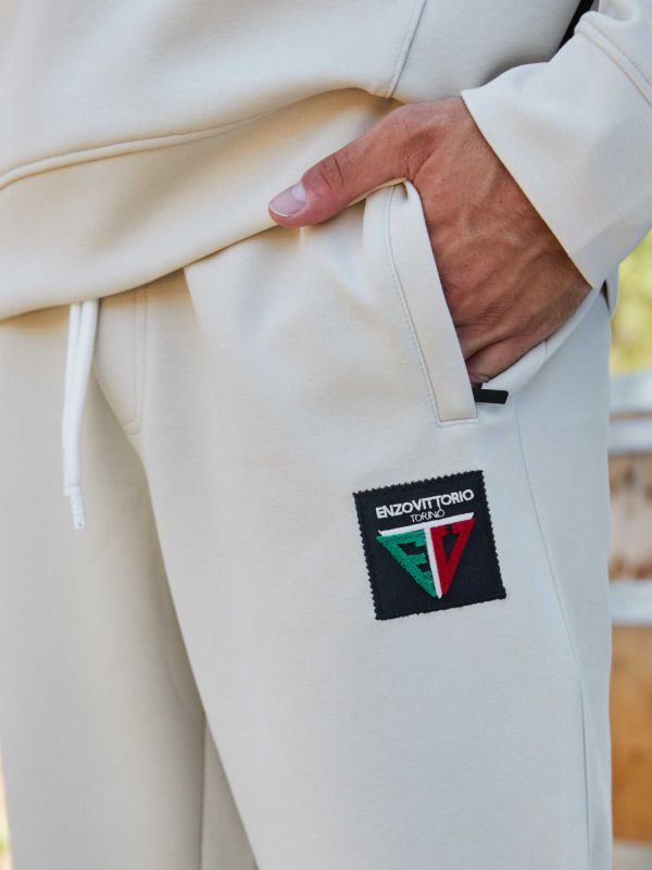 מכנסיים ספורטיביים לגברים עם רקמה