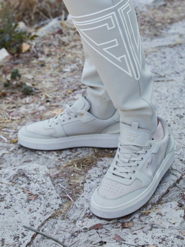 מכנסיים ספורטיביים לגברים עם רקמה