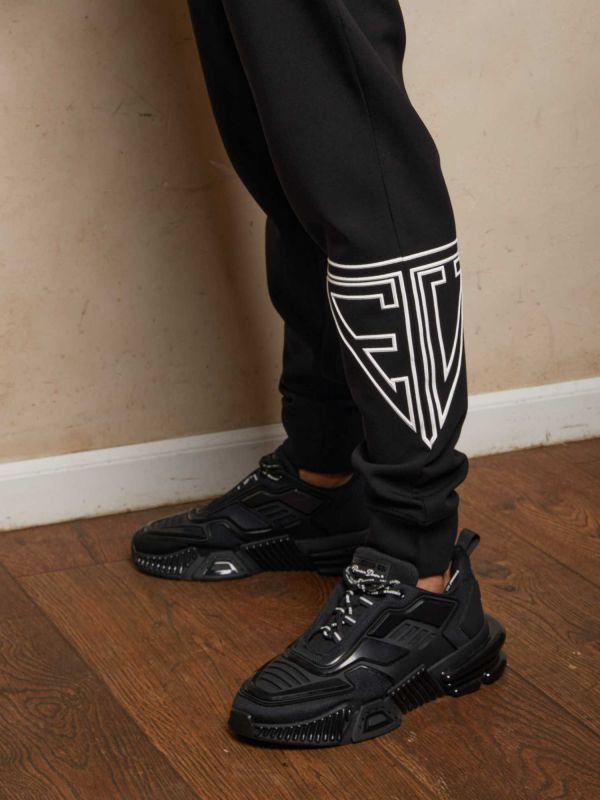 מכנסיים ספורטיביים לגברים עם רקמה