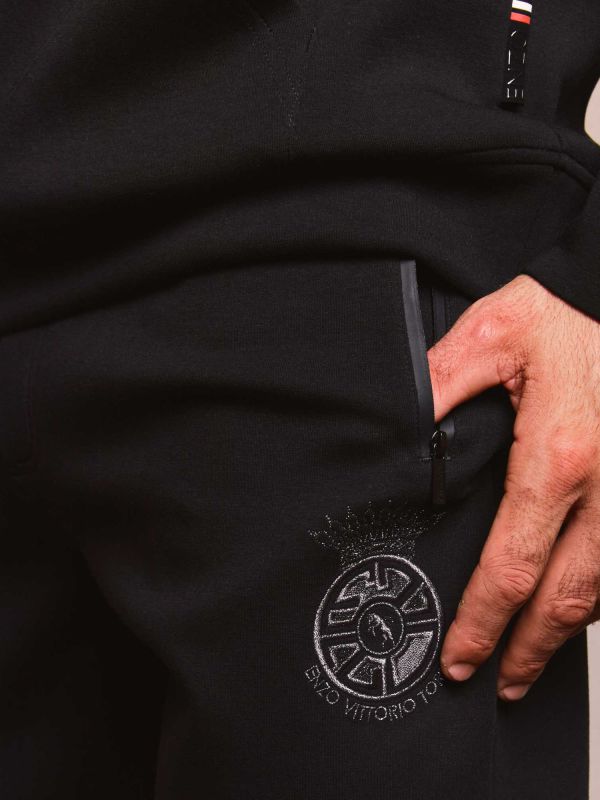 מכנסיים ספורטיביים לגברים עם רקמה