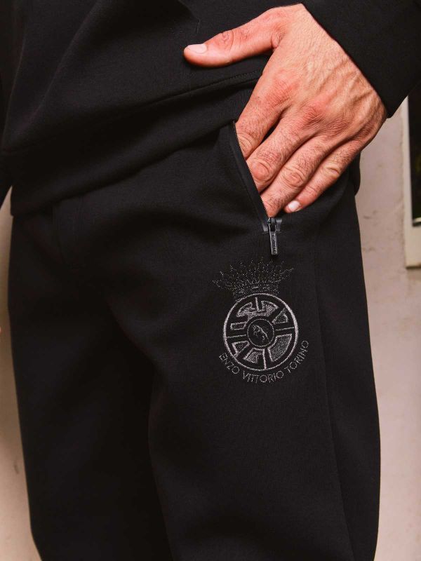 מכנסיים ספורטיביים לגברים עם רקמה