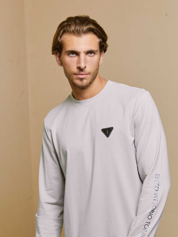 טי שירט ארוכה לגברים עם תווית משולשת בחזה