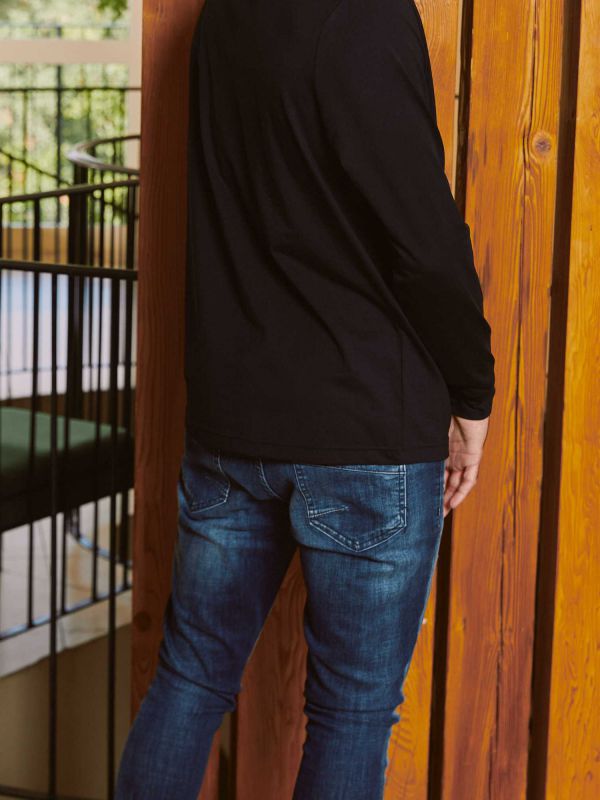 טי שירט ארוכה צמודה עם תווית לוגו לגברים