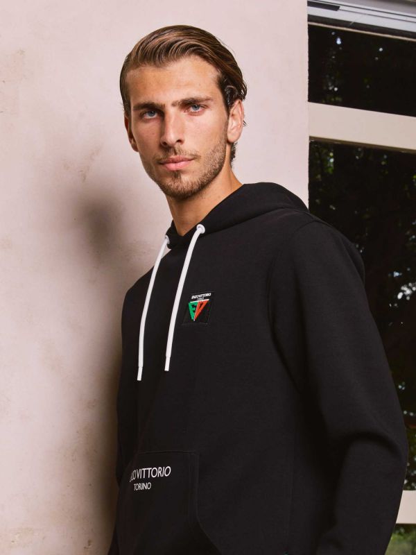 סווטשירט לגברים עם כיס קנגורו וקפוצ’ון