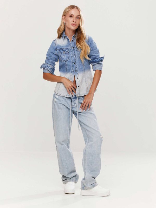 חולצת ג’ינס מכופתרת לנשים